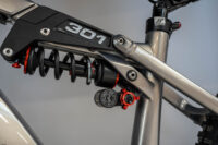 ondermodell 301CE Mk2 20 Years mit WP-Fahrwerk