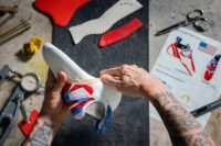 Ein besonderes Geschenk an die Olympischen Athlet:innen: eine Sonderedition des Schuhs, mit dem sie in Paris 2024 erfolgreich waren