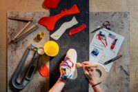 Ein besonderes Geschenk an die Olympischen Athlet:innen: eine Sonderedition des Schuhs, mit dem sie in Paris 2024 erfolgreich waren