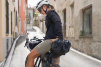 Funktionelle Fahrradbekleidung für die Straße, das Gelände und alles, was dazwischen liegt.