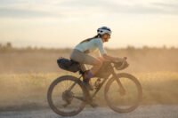 Funktionelle Fahrradbekleidung für die Straße, das Gelände und alles, was dazwischen liegt.