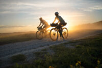 Funktionelle Fahrradbekleidung für die Straße, das Gelände und alles, was dazwischen liegt.