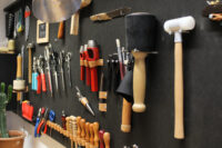 Odlo baut seinen Reparaturservice in der Schweiz aus: Kleidung, die sonst im Müll landen würde, bekommt so eine zweite Chance.