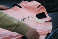 Odlo baut seinen Reparaturservice in der Schweiz aus: Kleidung, die sonst im Müll landen würde, bekommt so eine zweite Chance.