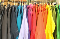 Odlo baut seinen Reparaturservice in der Schweiz aus: Kleidung, die sonst im Müll landen würde, bekommt so eine zweite Chance.