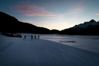 Ein starkes Team: Biathlon-Legenden und Odlo-Botschafter:innen Martin Fourcade und Selina Gasparin beim Engadin Skimarathon 2025 dabei