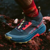 Hoher Strickkragen: schützt und stabilisiert den Knöchel und verhindert das Eindringen von Geröll