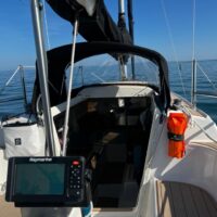 Dank Klettsystem lässt sich der AirMarker R.Five Boat sicher an Bord fixieren