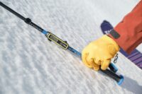 Einfach an den Skistock klemmen, und schon zeigt das kleine Gerät zuverlässig die Hangneigung und die Außentemperatur.