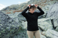 Strategisch platzierte Strickmustereinsätze bringen Extra-Bewegungsfreiheit genau dort, wo sie gebraucht wird