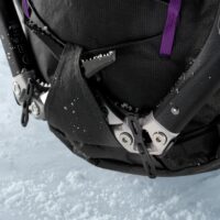 Eisäxte lassen sich ebenfalls außen am Rucksack befestigen und für mehr Sicherheit in der dafür vorgesehenen 