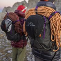 Helm und Seil lassen sich sicher am Helm befestigen - eine der vielen Modulations-Möglichkeiten des neuen Rucksacks