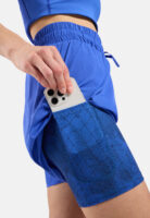 Die überarbeitete Zeroweight 3-Inch 2-in-1 Hyper Print Running Shorts 2.0 kombiniert eine ultraleichte, recycelte Stretch-Außenschicht mit einer unterstützenden Innenhose