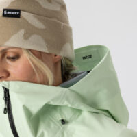 Die Jacke verfügt über eine feste, helmkompatible Kapuze-27_3182